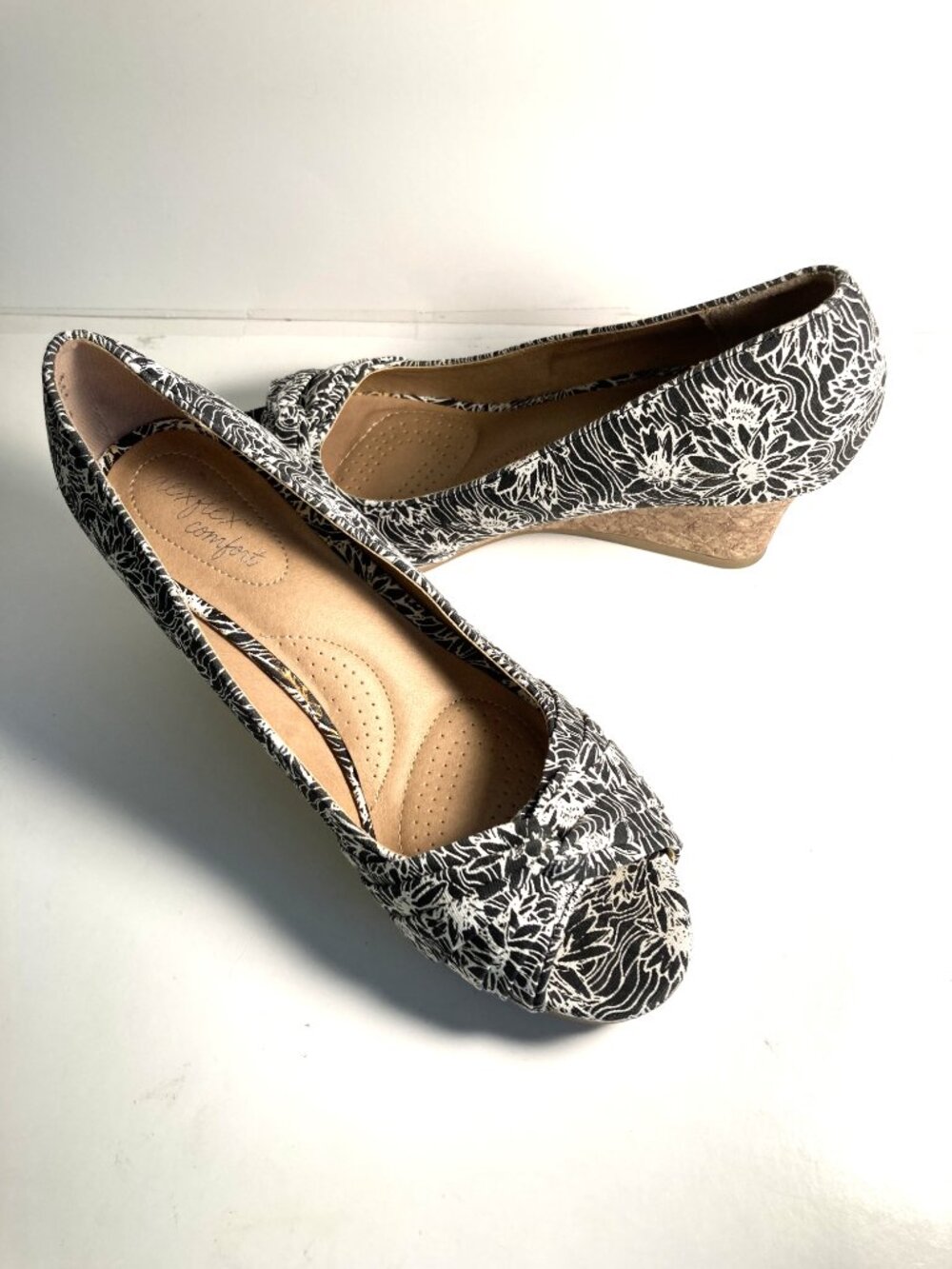 Dexflex Comfort Peep Toe Wedge – Black/White – Size 7.5W – Cushioned Insole